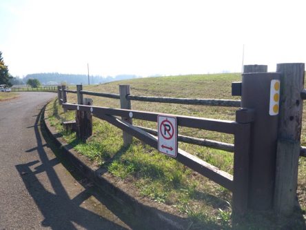 Gate at the road to the visitor center &ndash; gate closed when visitor center is not open
