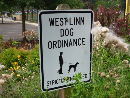 Signage: West Linn Dog Ordinance &ndash; dogs must be on leash &ndash; Strictly enforced
