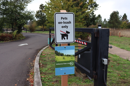 Sign: Pets on leash only. Note: Pets can only go on Tonquin Trail Sign: Pets on leash only. Note: Pets can only go on Tonquin Trail