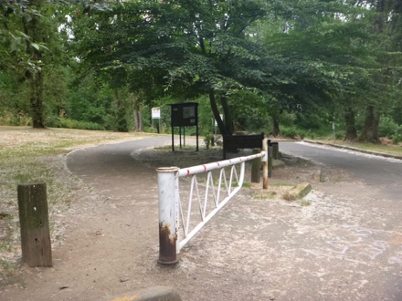 Start of trail on the Columbia River side of park - hard surface - curb cut - road in parking lot