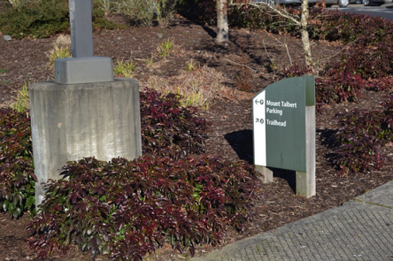 Sunnyside Road parking and trailhead sign