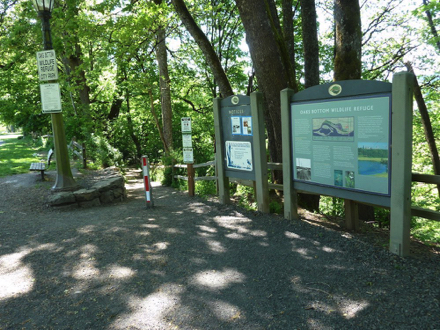 Signage at trail from Sellwood Park &ndash; not a good option &ndash;  the trail is very steep and narrow with steps at the end