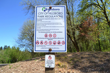 Sign &ndash; City of Hillsboro Park Regulations &ndash; closed dusk to dawn &ndash; dogs on leash &ndash; no smoking, fires, alcohol