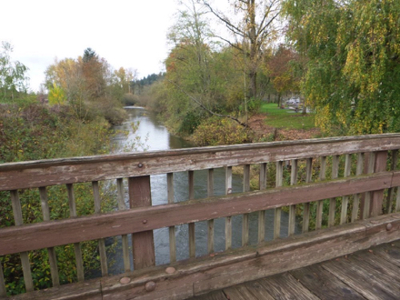 Wooden bridge with railing from parking lot to Klineline Ponds and amenities &ndash; Salmon Creek