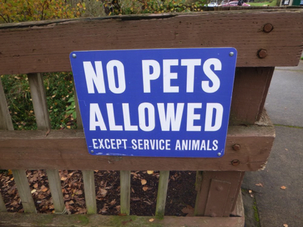 Sign at Klineline ponds &ndash; no pets allowed except service animals &ndash; note, dogs are allowed on the Greenway Trail