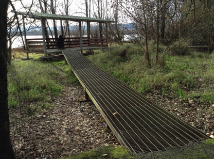Metal grating of ramp to viewpoint has no edge protection