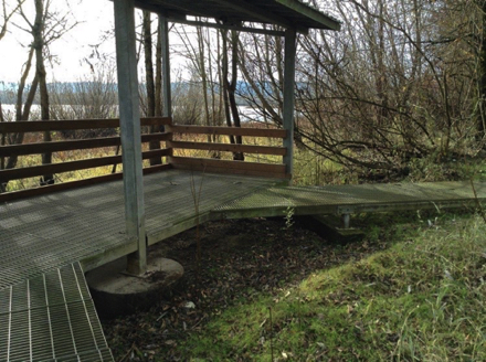 Covered viewpoint at Smith Lake &ndash; metal ramp without edge protection
