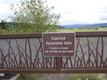 Caution, automated gate at entrance &ndash; if gate is closed use call box on gate post