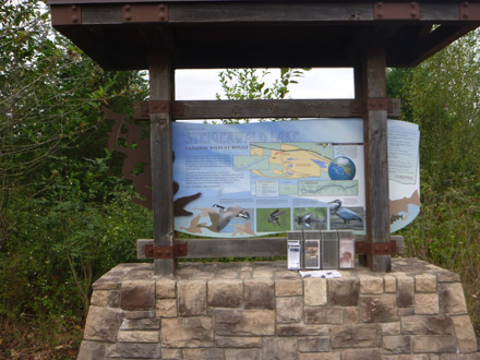 Kiosk at trail entrance &ndash; refuge and wildlife information &ndash; maps and brochures