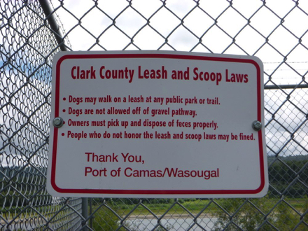 Sign on Columbia River Dike Trail &ndash; dogs may walk on leash on the gravel pathway &ndash; pick up and dispose of feces