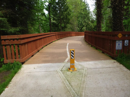 Start of the boardwalk - bendable post for vehicles to pass &ndash; ice indicator